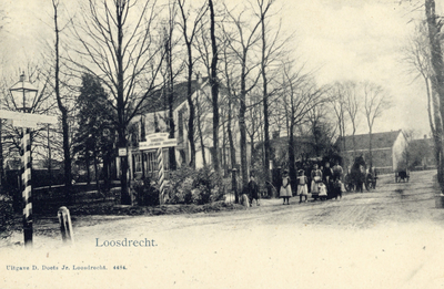 13455 Gezicht in de Nieuw-Loosdrechtsedijk/hoek Nootweg te Nieuw-Loosdrecht (gemeente Loosdrecht); met op de ...